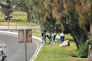Aparatosa caída de un ciclista en Melenara (Telde)/TA.